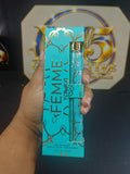Femme turquoise gold close-up